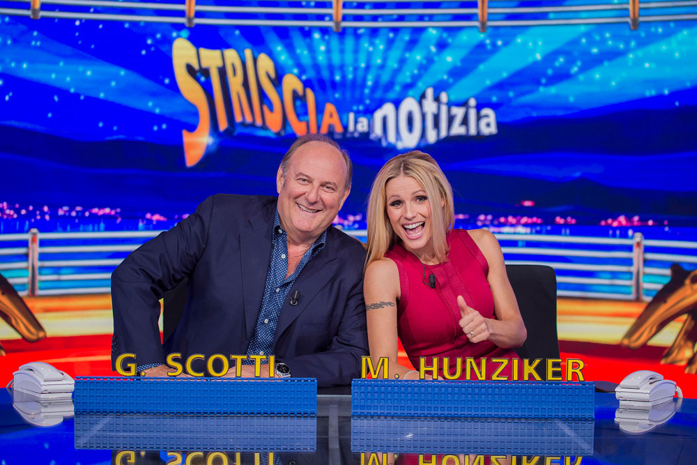 Gerry Scotti, dopo il muro torna dietro il bancone di Striscia la Notizia Gerry Scotti, dopo il muro torna dietro il bancone di Striscia la Notizia