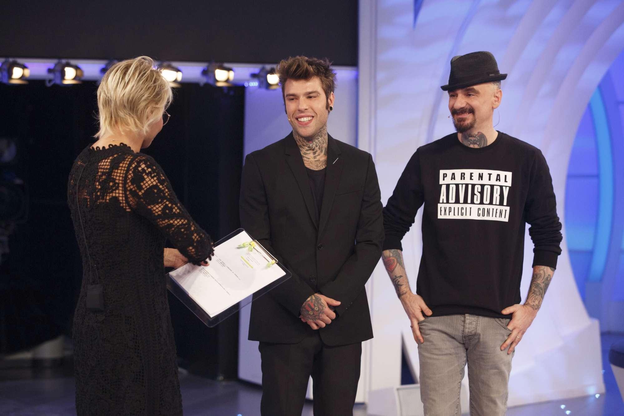 C’è Posta per Te, J-Ax e Fedez tra gli ospiti di stasera C’è Posta per Te, J-Ax e Fedez tra gli ospiti di stasera