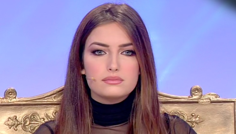 Uomini e Donne, Oggi: Nilufar in lacrime, Giordano la abbraccia Uomini e Donne, Oggi: Nilufar in lacrime, Giordano la abbraccia