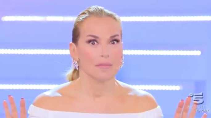Isola dei Famosi, Barbara D’Urso sbotta: “Basta con questi video che non ci sono!” Isola dei Famosi, Barbara D’Urso sbotta: “Basta con questi video che non ci sono!”