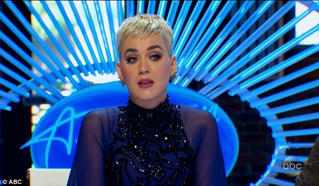 American Idol, Katy Perry alle prese con un fan di Taylor Swift American Idol, Katy Perry alle prese con un fan di Taylor Swift