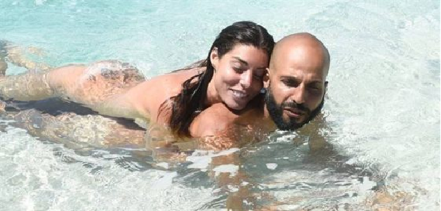 Bianca Atzei e Jonathan complici: i due hanno fatto il bagno nudi Bianca Atzei e Jonathan complici: i due hanno fatto il bagno nudi