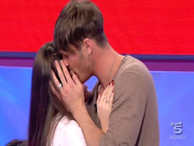 Uomini e Donne, Oggi: Giordano Mazzocchi torna e bacia Nilufar Uomini e Donne, Oggi: Giordano Mazzocchi torna e bacia Nilufar