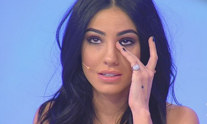 Giulia De Lellis a Uomini e Donne ripensa a Damante e scoppia a piangere Giulia De Lellis a Uomini e Donne ripensa a Damante e scoppia a piangere