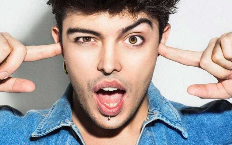 Stash dei The Kolors, la dedica alla sorella e il volto senza più lividi Stash dei The Kolors, la dedica alla sorella e il volto senza più lividi