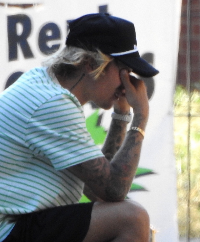 Justin Bieber, TMZ lo paparazza mentre piange in strada