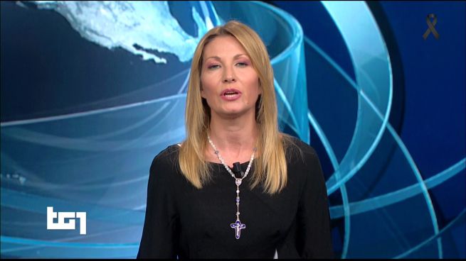 Lutto Nazionale, giornalista TG1 indossa il crocifisso e il web si divide Lutto Nazionale, giornalista TG1 indossa il crocifisso e il web si divide