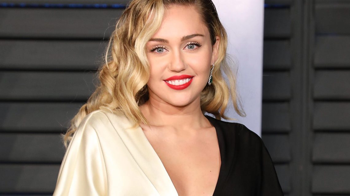 Black Mirror 5: Miley Cyrus protagonista di un episodio Black Mirror 5: Miley Cyrus protagonista di un episodio