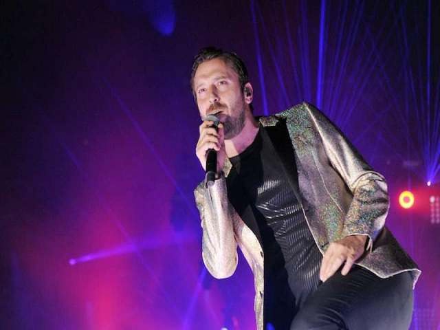 Cesare Cremonini, ad Eboli, invita i fans a mettere i cellulari in tasca durante 50 Special