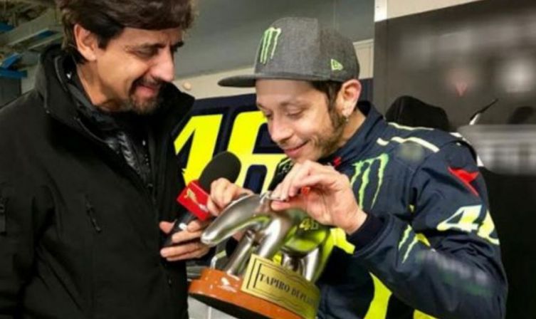 Tapiro d’oro al campione del mondo Valentino Rossi Tapiro d’oro al campione del mondo Valentino Rossi