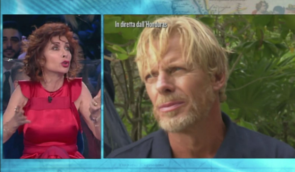Alda D’Eusanio e Kaspar Capparoni litigano all’Isola durante la semifinale Alda D’Eusanio e Kaspar Capparoni litigano all’Isola durante la semifinale