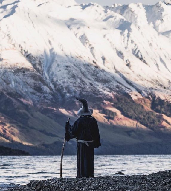Fan del Signore degli Anelli attraversa la Nuova Zelanda vestito da Gandalf: il viaggio – tributo fa il giro del web Fan del Signore degli Anelli attraversa la Nuova Zelanda vestito da Gandalf: il viaggio – tributo fa il giro del web