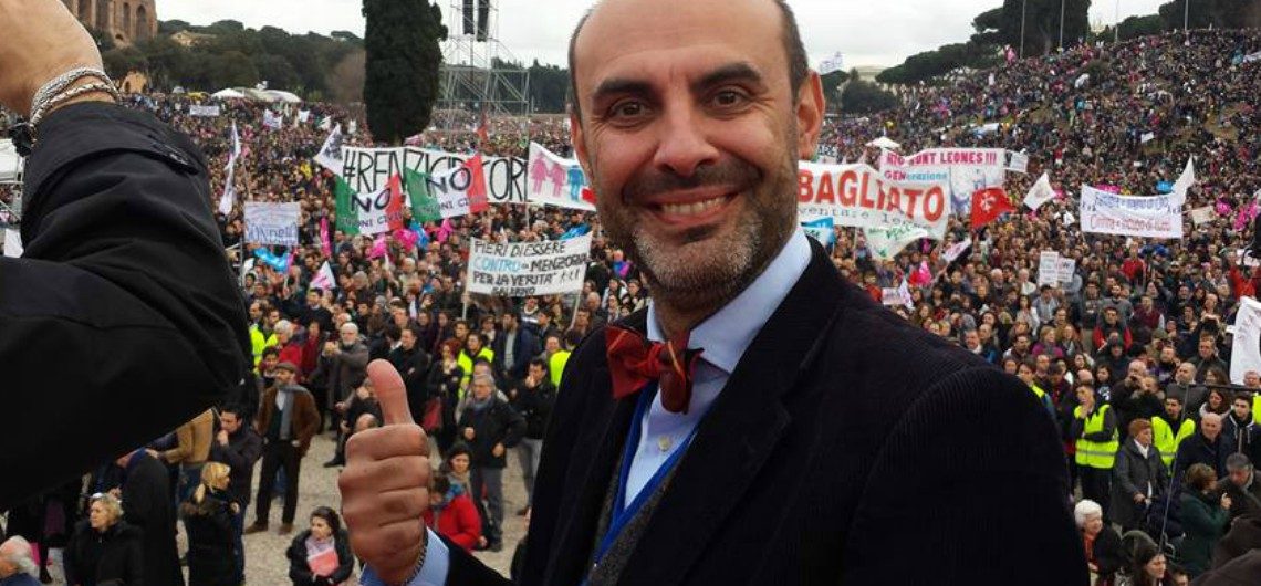 Pillon si indigna per uno striscione al Pride ma scambia un fumetto per  Dio