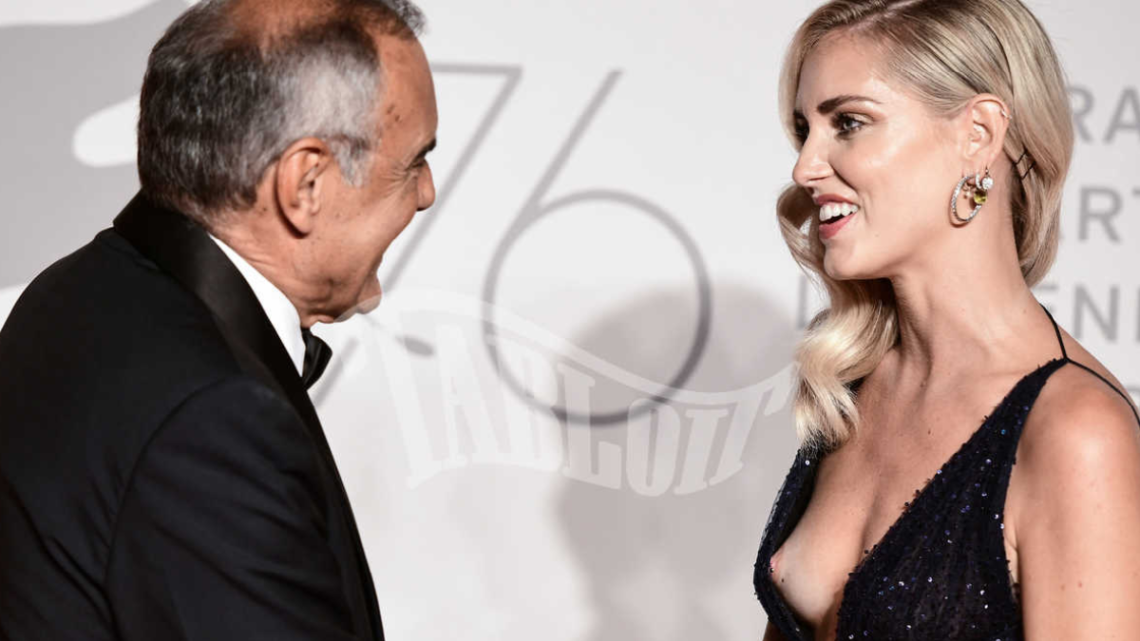 Chiara Ferragni mostra il seno sul red carpet al Festival di Venezia Chiara Ferragni mostra il seno sul red carpet al Festival di Venezia