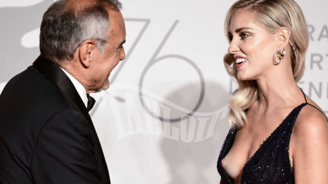 Chiara Ferragni mostra il seno sul red carpet al Festival di Venezia