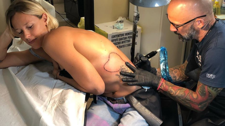 Federica Pellegrini su Instagram senza reggiseno: mostra il nuovo tatuaggio ai fan