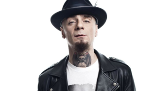J-Ax su tutte le furie, un suo fan è morto mentre lavorava: ecco cosa ha detto il rapper su Instagram