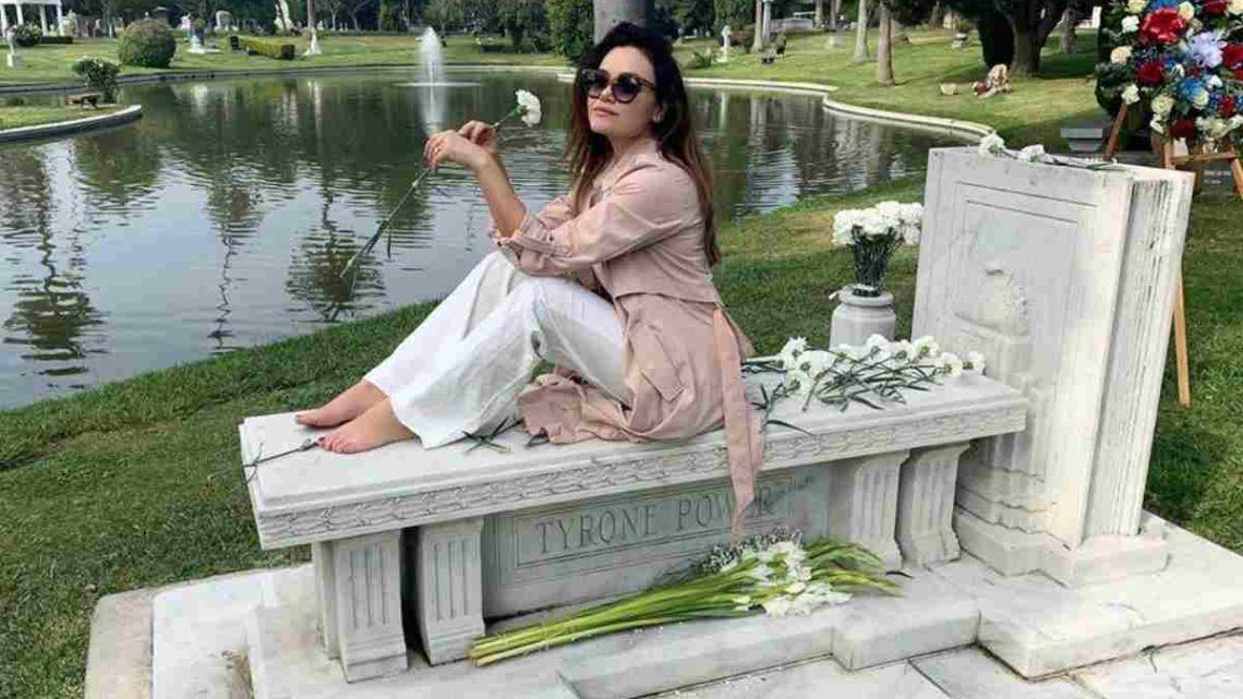 La foto postata da Romina Carrisi sulla tomba del nonno non piace: la madre la difende La foto postata da Romina Carrisi sulla tomba del nonno non piace: la madre la difende