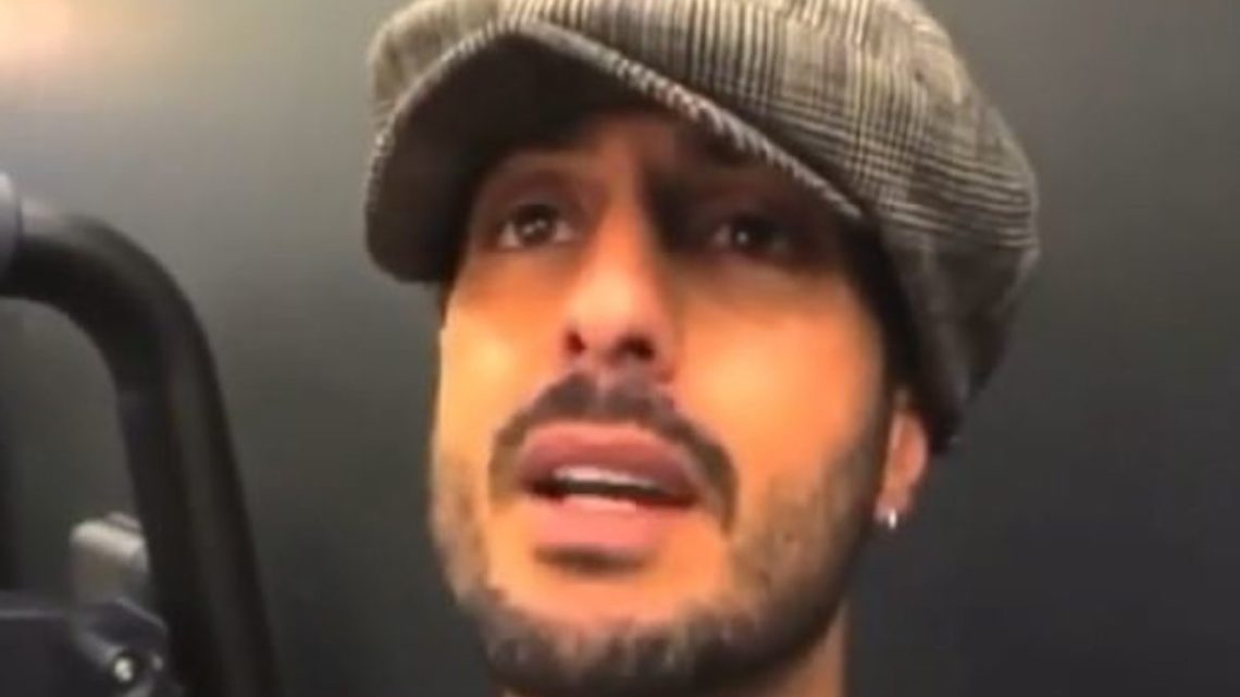 Fabrizio Corona torna sui social con un nuovo look: l’ex paparazzo parla di rinascita