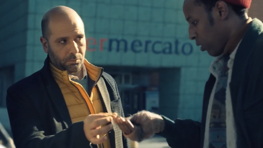 “L’Immigrato”, la canzone di Checco Zalone che ha diviso il pubblico