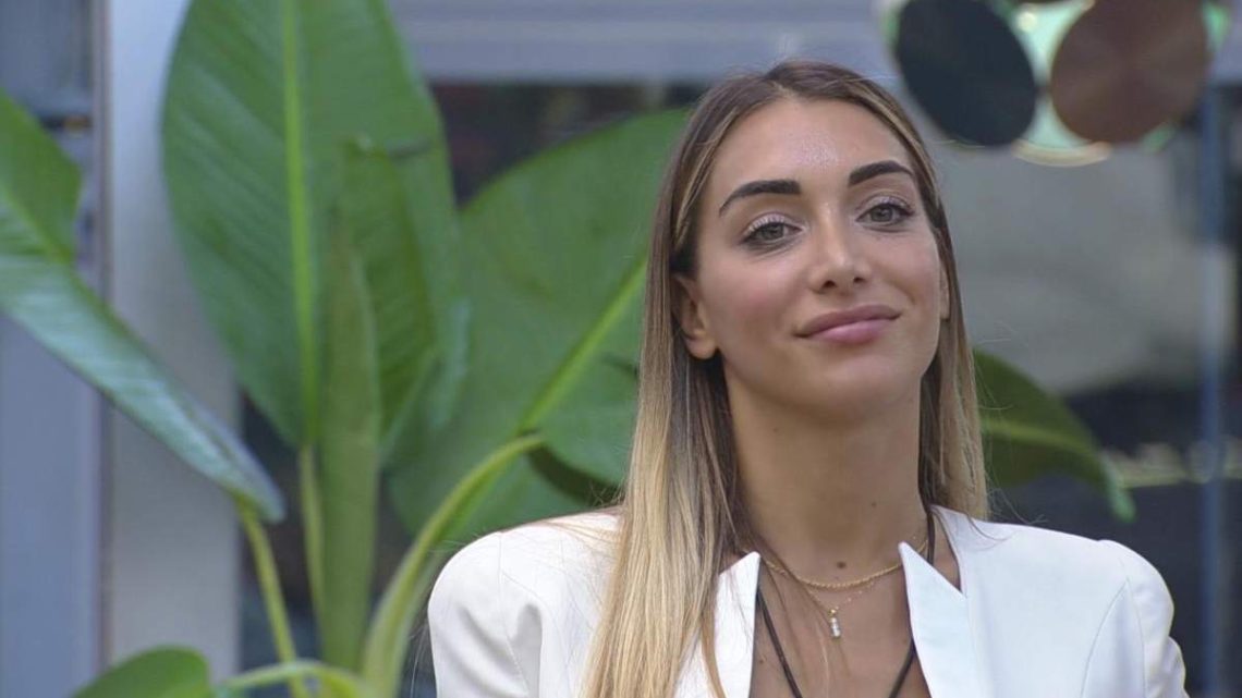 Elisa De Panicis smentisce il flirt con Lopez, parla poi di Andrea Denver: “Aspetto che esca dalla casa” Elisa De Panicis smentisce il flirt con Lopez, parla poi di Andrea Denver: “Aspetto che esca dalla casa”
