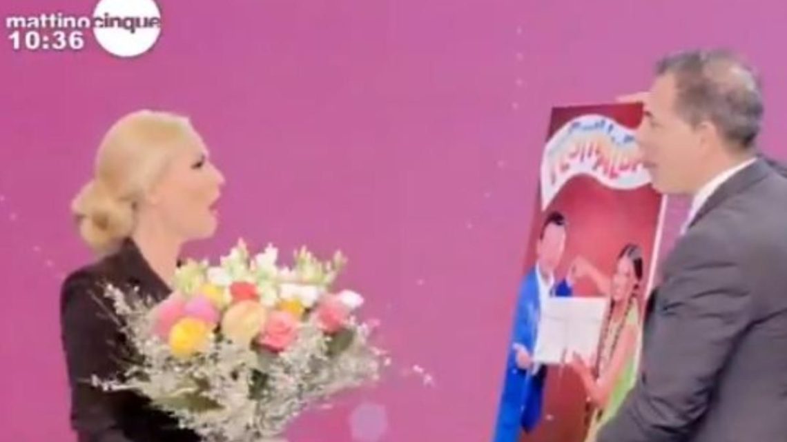 Amadeus fa una sorpresa a Federica Panicucci: la conduttrice si emoziona a Mattino 5 Amadeus fa una sorpresa a Federica Panicucci: la conduttrice si emoziona a Mattino 5