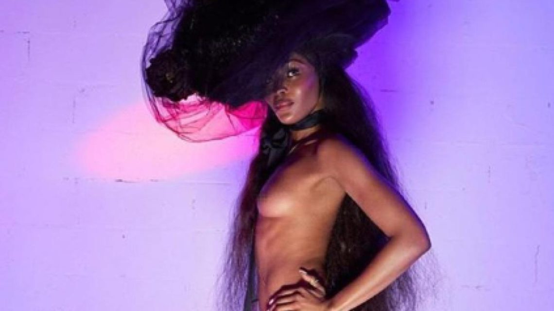 Naomi Campbell senza veli per Vivienne Westwood Naomi Campbell senza veli per Vivienne Westwood