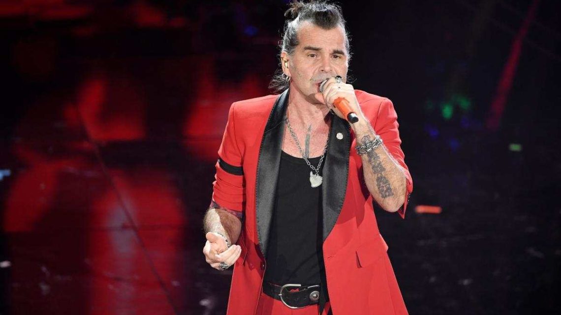 Piero Pelù indossa una fascia nera a Sanremo 2020: “Mi vergogno di essere uomo”