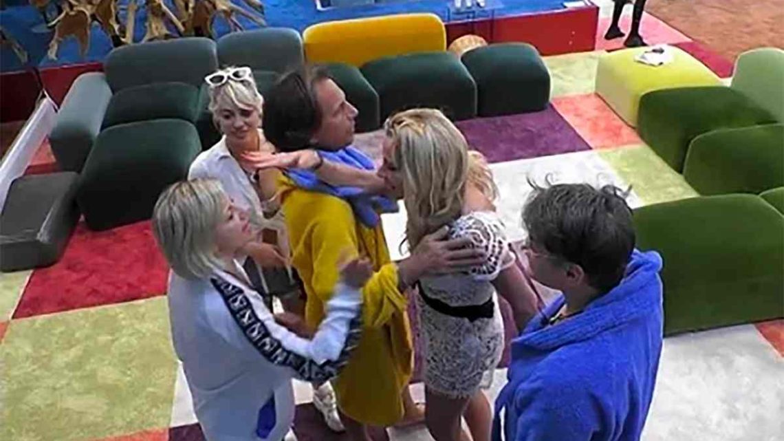 Valeria Marini contro Antonella Elia dopo la loro lite: “Non voglio subire le mani addosso” Valeria Marini contro Antonella Elia dopo la loro lite: “Non voglio subire le mani addosso”