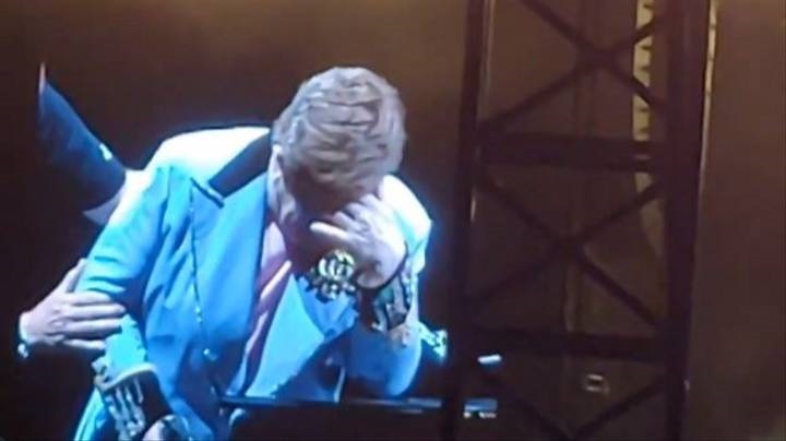 Paura per Elton John in Nuova Zelanda, il cantante costretto ad interrompere il concerto – VIDEO