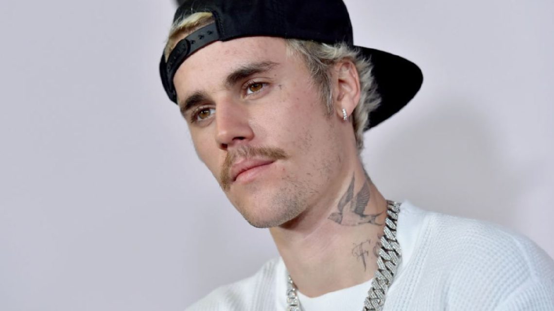 Justin Bieber si collega in diretta Instagram con una fan a caso: la sorprende nuda sul letto Justin Bieber si collega in diretta Instagram con una fan a caso: la sorprende nuda sul letto