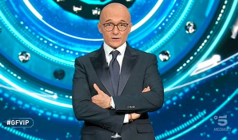 La bomba di Davide Maggio: il Grande Fratello NIP sarà affidato ad Alfonso Signorini (che scalza la D’Urso) La bomba di Davide Maggio: il Grande Fratello NIP sarà affidato ad Alfonso Signorini (che scalza la D’Urso)