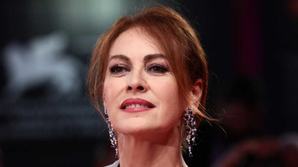 Chi è Elena Sofia Ricci, protagonista della fiction Vivi e lascia vivere su Raiuno: età, biografia e curiosità Chi è Elena Sofia Ricci, protagonista della fiction Vivi e lascia vivere su Raiuno: età, biografia e curiosità