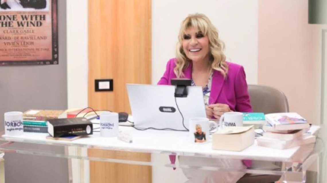 Uomini e Donne, oggi: Tina Cipollari lancia un appello ai corteggiatori di Gemma Galgani Uomini e Donne, oggi: Tina Cipollari lancia un appello ai corteggiatori di Gemma Galgani