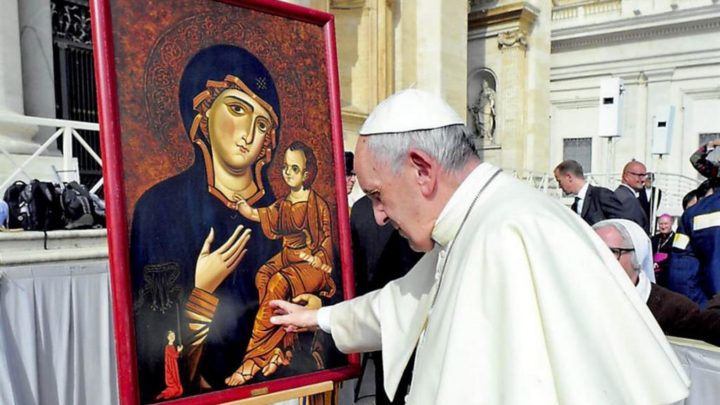 Preghiere “contro il coronavirus”: il testo delle preghiere a Maria proposte dal Papa