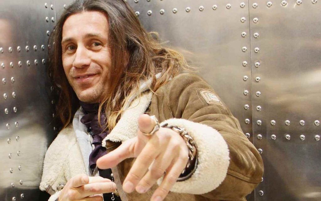 Povia canta “Bella Ciao” alla sua maniera: scoppia la polemica sul web Povia canta “Bella Ciao” alla sua maniera: scoppia la polemica sul web