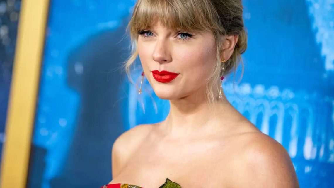 Taylor Swift aiuta un negozio di dischi in difficoltà per il Coronavirus: “Ha offerto tre mensilità e assistenza sanitaria ai dipendenti” Taylor Swift aiuta un negozio di dischi in difficoltà per il Coronavirus: “Ha offerto tre mensilità e assistenza sanitaria ai dipendenti”
