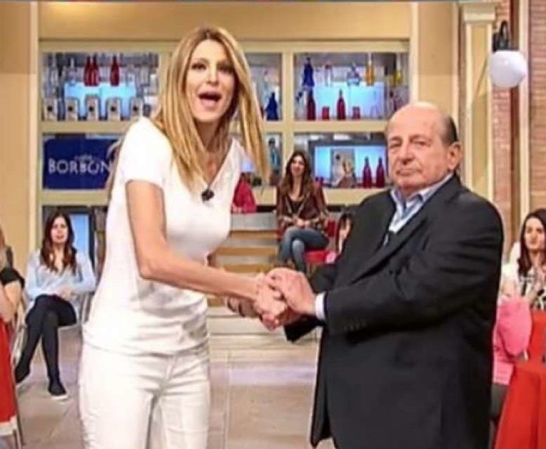 Adriana Volpe, niente pace con Magalli: “Non mi ha mai cercato, neanche un messagio di condoglianze”. E sulla “rottura social” col marito… Adriana Volpe, niente pace con Magalli: “Non mi ha mai cercato, neanche un messagio di condoglianze”. E sulla “rottura social” col marito…