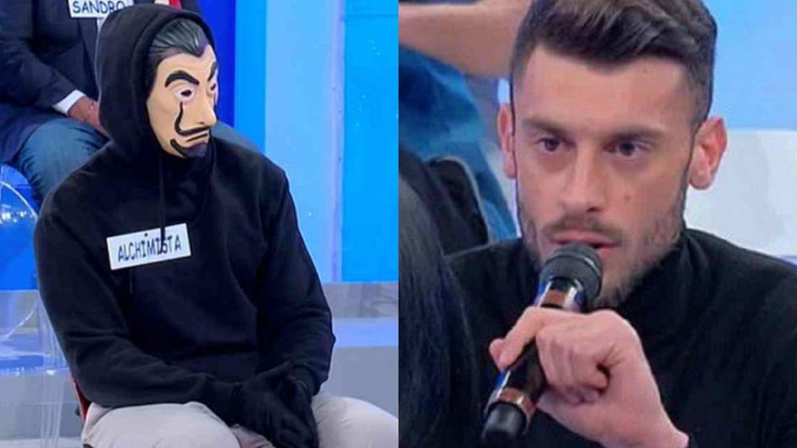 Uomini e Donne, Angelo Tolletti rompe il silenzio: è lui l’Alchimista? La verità Uomini e Donne, Angelo Tolletti rompe il silenzio: è lui l’Alchimista? La verità