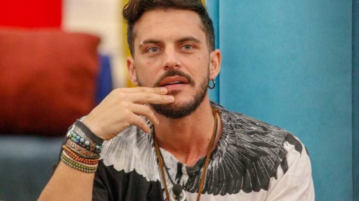 Andrea Montovoli, quarantena con la fidanzata: “La convivenza è forzata, ma sono contento” Andrea Montovoli, quarantena con la fidanzata: “La convivenza è forzata, ma sono contento”