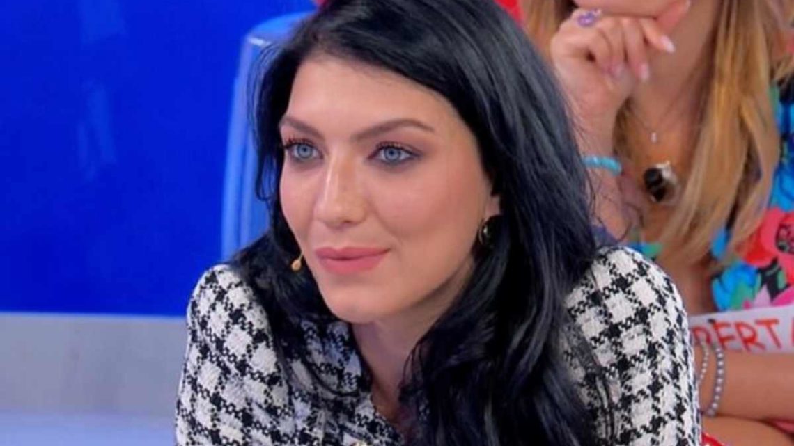 Uomini e Donne, oggi: critiche e insulti per Giovanna Abate, Gianni interviene Uomini e Donne, oggi: critiche e insulti per Giovanna Abate, Gianni interviene