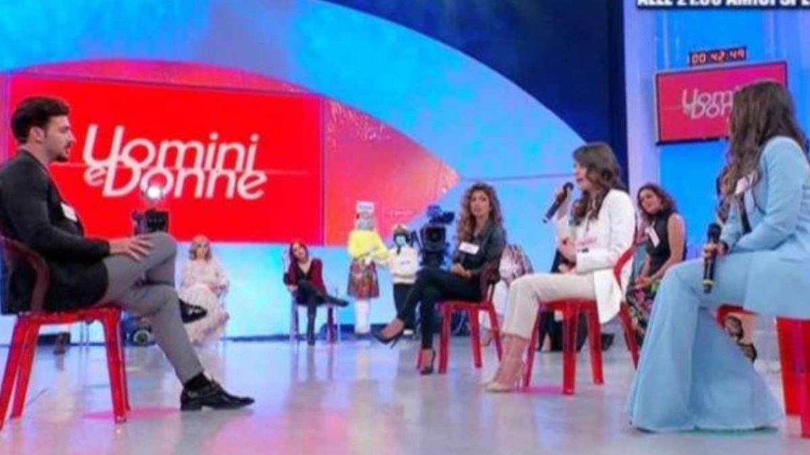Uomini e Donne, oggi: Sirius cambia idea sulle nuove corteggiatrici, come reagirà Gemma? Uomini e Donne, oggi: Sirius cambia idea sulle nuove corteggiatrici, come reagirà Gemma?