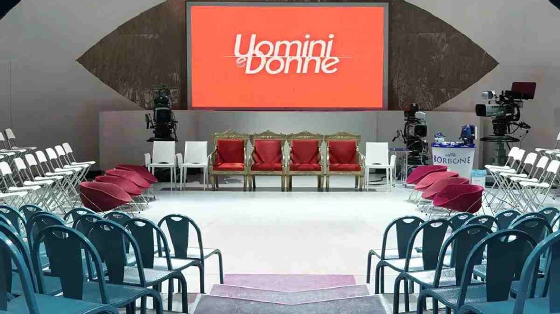 Uomini e Donne, oggi: torna il format classico, quale trono va in onda? Le novità Uomini e Donne, oggi: torna il format classico, quale trono va in onda? Le novità