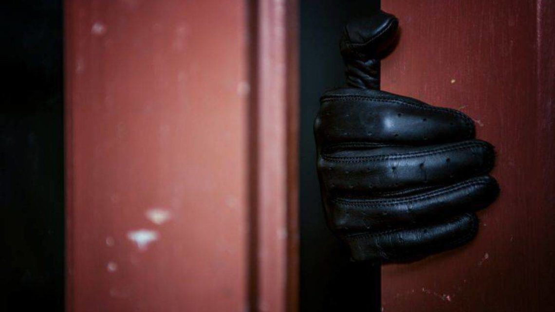 Uomini assunti per fantasia sessuale sbagliano casa armati di machete Uomini assunti per fantasia sessuale sbagliano casa armati di machete