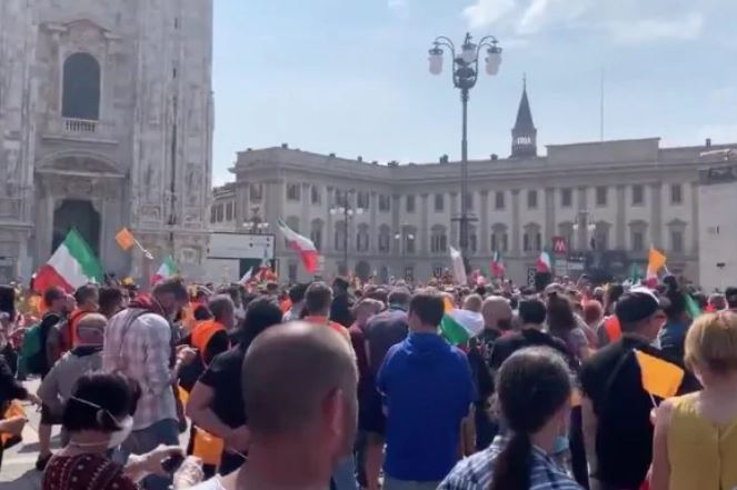 #giletarancioni spopola su Twitter dopo la manifestazione di Milano: ma sono per lo più critiche