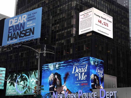 Coronavirus, l’orologio della morte di Trump installato a Times Square a New York