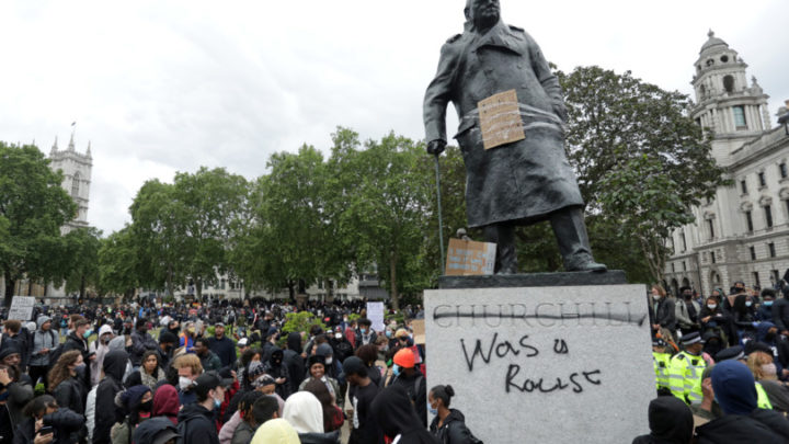 La statua di Churchill “impacchettata” in vista della protesta