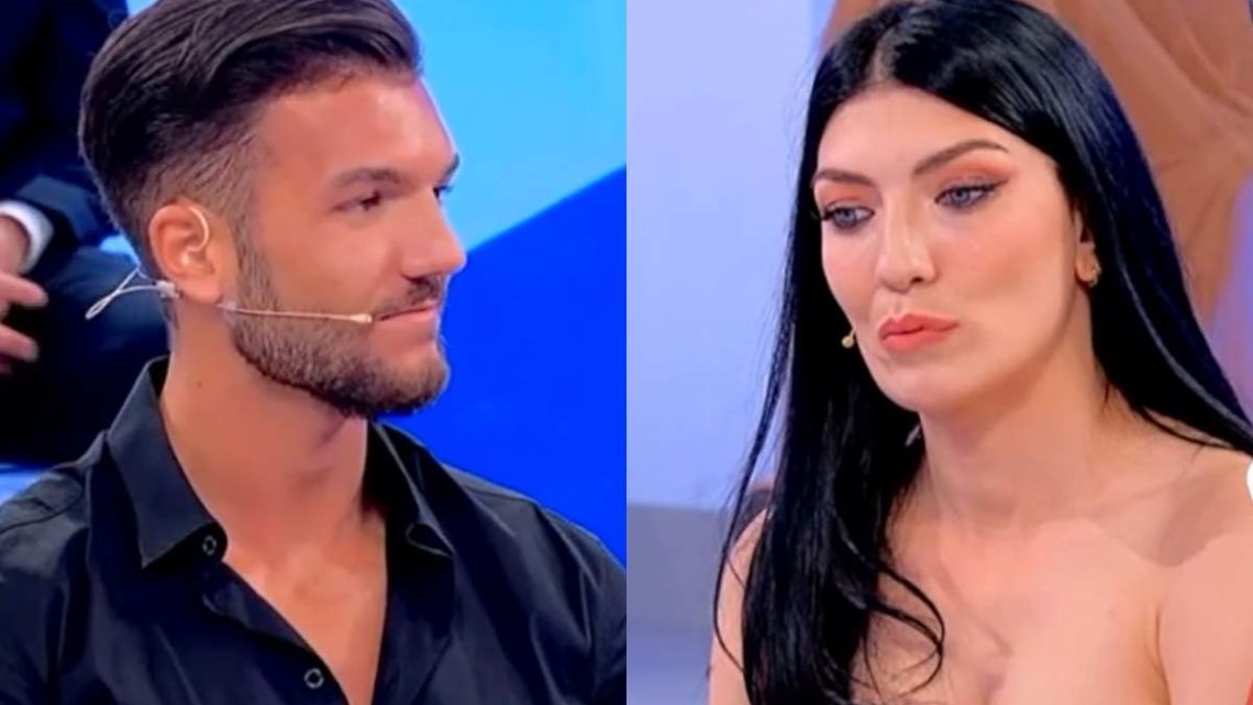 Uomini e Donne, oggi: duro scontro tra Giovanna Abate e Davide, in studio torna Alessandro Uomini e Donne, oggi: duro scontro tra Giovanna Abate e Davide, in studio torna Alessandro