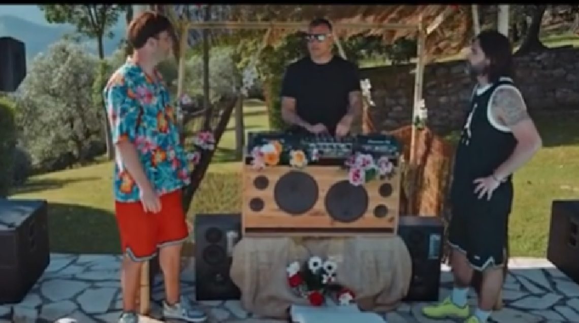 Una vita da bomber: Vieri, Ventola e Adani ci provano con la musica – testo e video