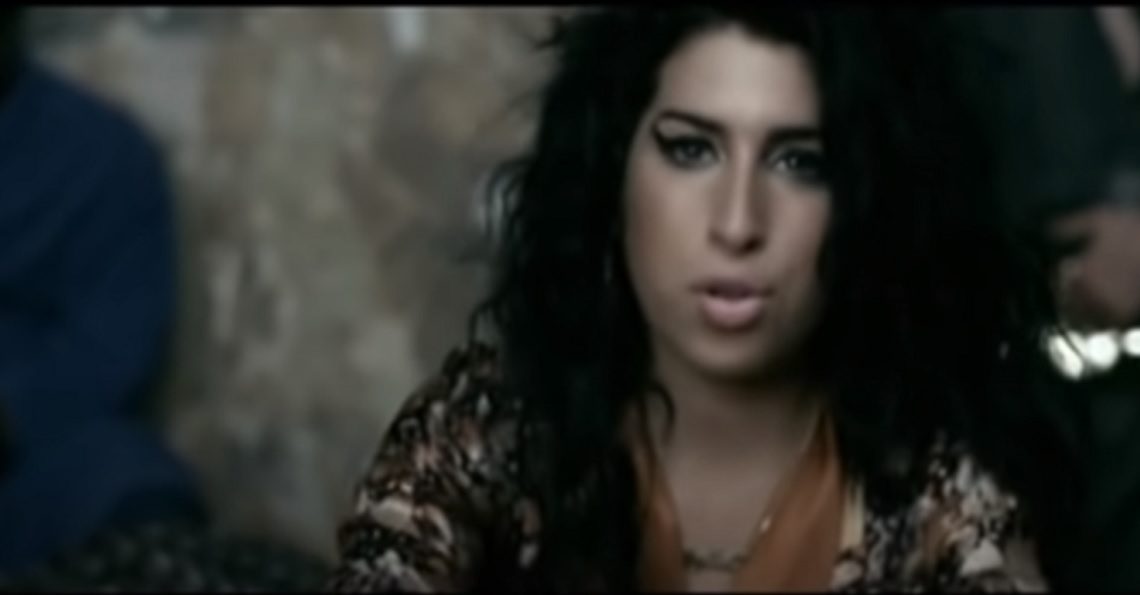 Amy Winehouse: la storia strappalacrime dietro uno dei suoi 14 tatuaggi Amy Winehouse: la storia strappalacrime dietro uno dei suoi 14 tatuaggi